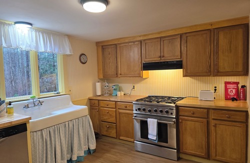 Brattleboro House | Four Season Woodsy Retreat with Private Pool. Skiing, Hiking, Kayaking