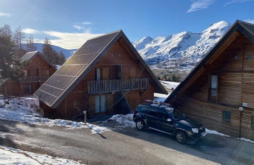 La Joue du Loup Ski Chalet | Semi-detached chalet, 3 rooms, 7 ppl, equipped kitchen, free parking, pet-friendly