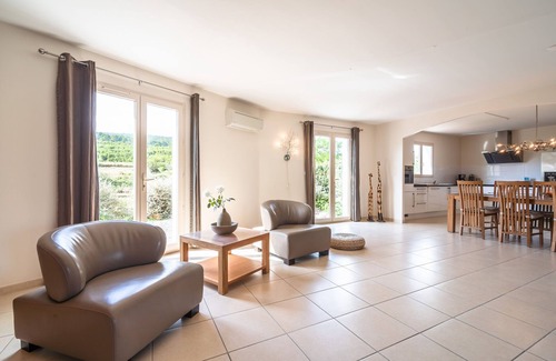 Pouzols-Minervois Villa | Stylish Villa with Terrace