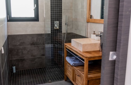 Saint-Maximin-la-Sainte-Baume House | Fully equipped luxury studio with heated infinity pool 12 x 6 m