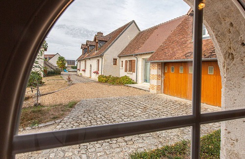 Chouzy-sur-Cisse Cottage | 4-bedroom cottage with covered pool and garden near Loire castles