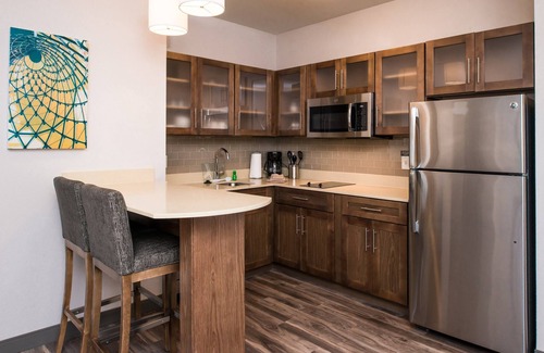 Pecos Condo | Free Breakfast. Pool. Gym. Close to Maxey Park Zoo!