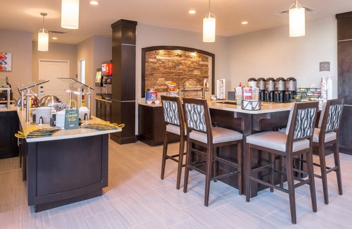 Pecos Condo | Free Breakfast. Pool. Gym. Close to Maxey Park Zoo!