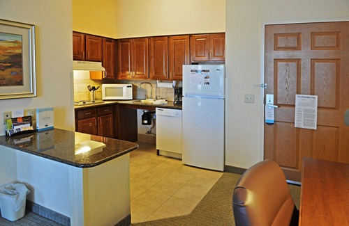 Oconomowoc Condo | Free Breakfast. Suite Near Aurora Medical Center!
