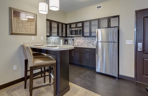 Maryland Heights Condo | Free Breakfast + Shared Pool, Gym, BBQ Area!
