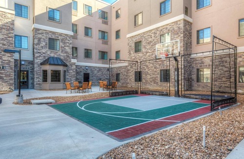 Maryland Heights Condo | Free Breakfast + Shared Pool, Gym, BBQ Area!