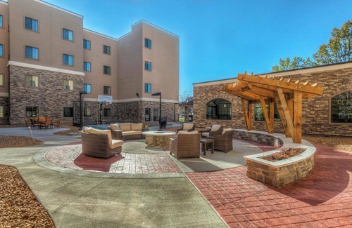 Maryland Heights Condo | Free Breakfast + Shared Pool, Gym, BBQ Area!