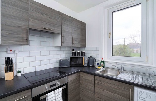 Wishaw Apartment | Free Parking - 2 Bedroom Flat