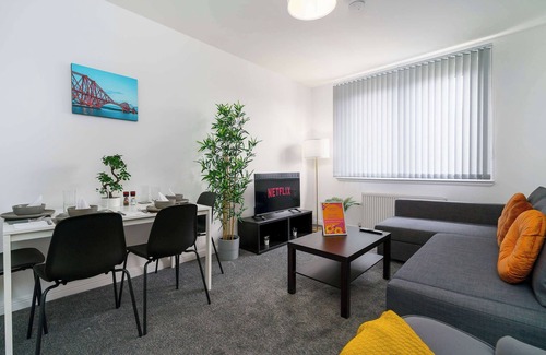 Wishaw Apartment | Free Parking - 2 Bedroom Flat