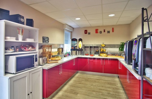 Mouguerre Hotel | French Getaway! Pets Allowed, Parking! Near Parc de Caradoc & Square Lafayette!