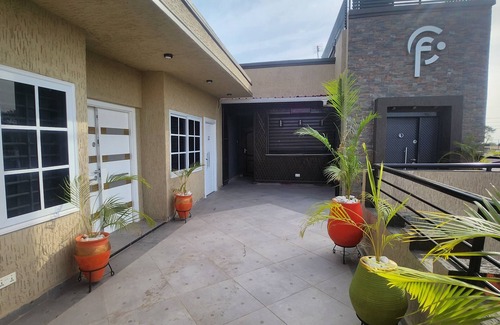 Accra Apartment | Frennin Court is a luxury apartment's in Accra. 20 minutes drive to the airport.