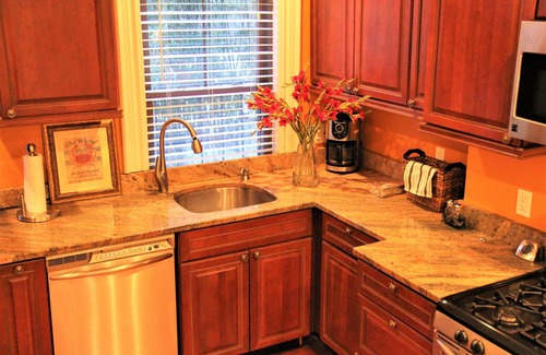 Highland Park Apartment | Fresh Modern City Loft Apt! Easy Access to the city!