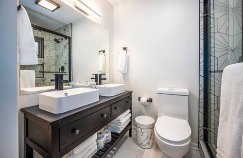 The Village of Indian Hill House | Friends and Family Lg Luxury Home Near Indian Hill, 6 bedrooms