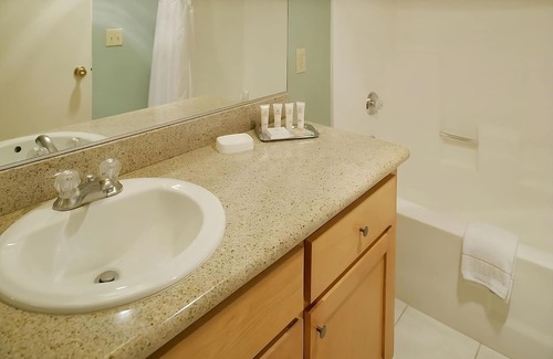 San Diego Country Estates Hotel | Friends Getaway! Kitchen, Pool, Golf, Short Drive to Lenora Winery