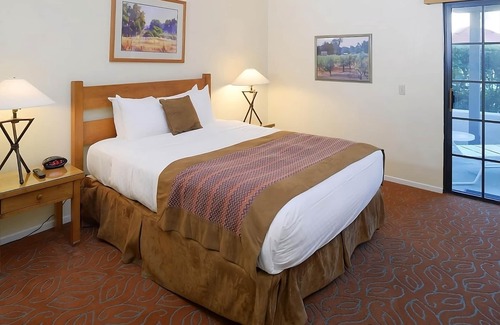 San Diego Country Estates Hotel | Friends Getaway! Kitchen, Pool, Golf, Short Drive to Lenora Winery