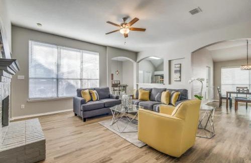 Frisco House | Frisco Spacious & Cozy Bling Home by Aya