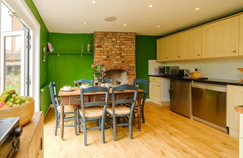 Leiston Cottage | Frogmore Cottage - sleeps 8 guests in 4 bedrooms