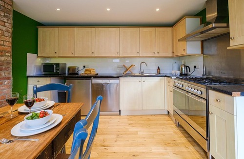 Leiston Cottage | Frogmore Cottage - sleeps 8 guests in 4 bedrooms