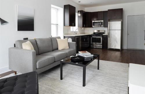 Pilsen Apartment | FRONTDESK Bright 3 BR Apt near Soldier Field