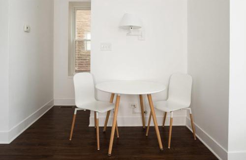 Pilsen Apartment | FRONTDESK Bright 3 BR Apt near Soldier Field