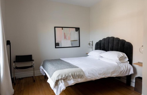 Roscoe Village Apartment | FRONTDESK Modern 2 BR Apt with Lake View