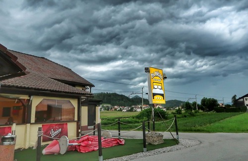 Medvode House | Full equeped guest house 10 rooms*** ensuite, kitchen, free parking garden ..