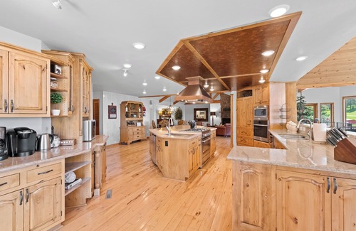 Golden House | Full mountain views, 20 acres, hot tub, sauna, frisbee golf, luxurious