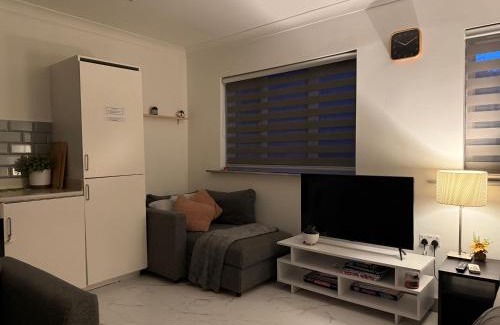 Cambridge Apartment | Fully Detached Studio Annexe with King Bed for 2 & Sofa Bed for 2