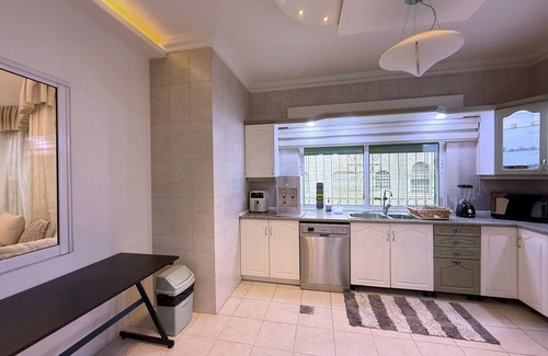 Al Swaifyeh Apartment | Fully Equipped 3BR Apt in Family-Friendly Building