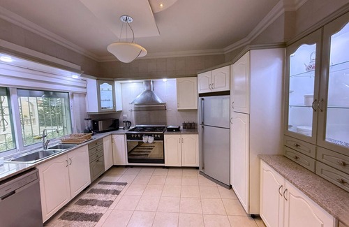 Al Swaifyeh Apartment | Fully Equipped 3BR Apt in Family-Friendly Building