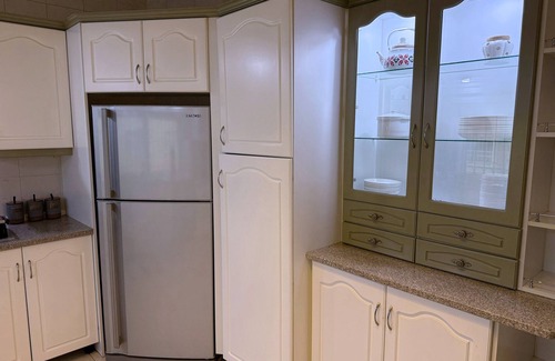 Al Swaifyeh Apartment | Fully Equipped 3BR Apt in Family-Friendly Building