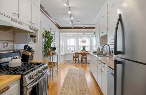 Geneva House | - Fully-Equipped Condo - King Bed - Massive yard -