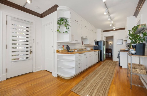 Geneva House | - Fully-Equipped Condo - King Bed - Massive yard -