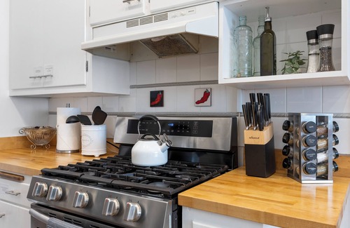 Geneva House | - Fully-Equipped Condo - King Bed - Massive yard -