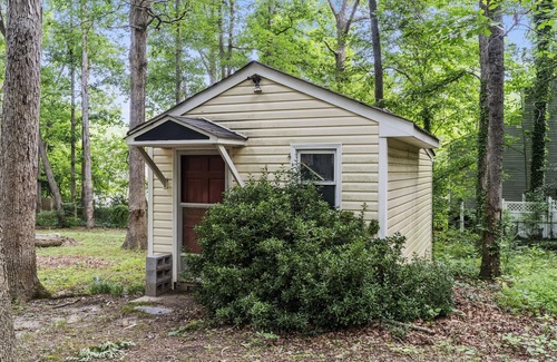 Chesterfield House | Fully furnished long-term home, dog-friendly, huge fenced-in backyard, office