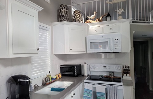 Key Largo House | Fully furnished tiny house with loft just minutes from the beach