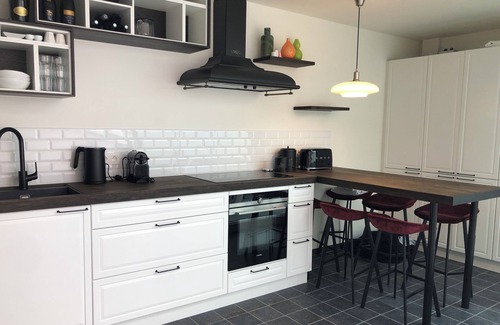 Heist House | Fully renovated vacation home, 10bed. 650m from Seawall. NOT a group of young people!