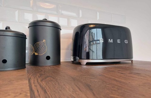 Heist House | Fully renovated vacation home, 10bed. 650m from Seawall. NOT a group of young people!