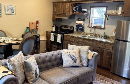 Fulton Cottage | Fulton fishing cottage that is blocks from Fulton fishing pier.