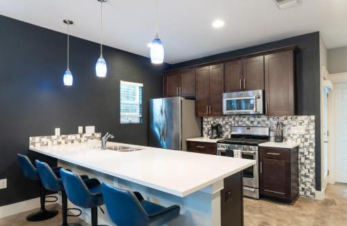 Govalle House | Fun 4BR Near Downtown with Games & Firepit