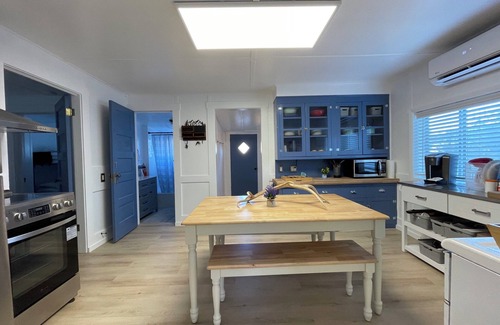 Mc Gill House | Fun & Charming 3-bedroom house with WiFi, AC and deck in delightful McGill