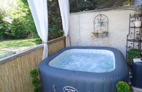 Visan Apartment | Furnished T3, air-conditioned, 24-hour private pool and jacuzzi, terrace, garden.