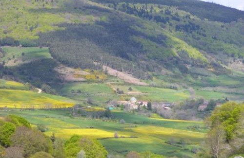 La Besseyre-Saint-Mary House | Gîte 10 pers avec 4 chambres et 3 salles d'eau, animaux admis - FR-1-582-94