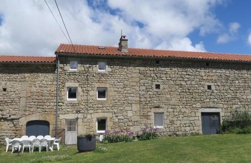 La Besseyre-Saint-Mary House | Gîte 10 pers avec 4 chambres et 3 salles d'eau, animaux admis - FR-1-582-94