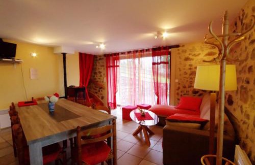 Saint-Cyr-de-Valorges House | Gîte 4 chambres avec jardin, animaux acceptés, terrasse et abri voiture - FR-1-496-17