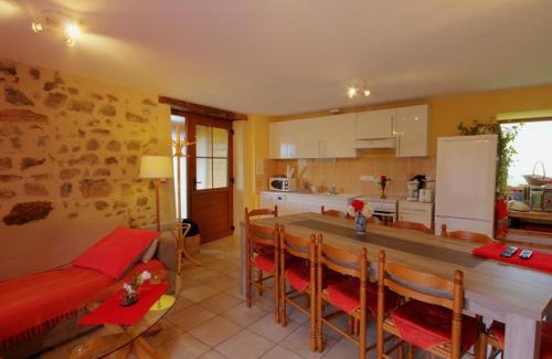 Saint-Cyr-de-Valorges House | Gîte 4 chambres avec jardin, animaux acceptés, terrasse et abri voiture - FR-1-496-17