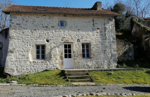 Charroux House | Gîte confortable avec piscine partagée, proche de Vichy - FR-1-489-572