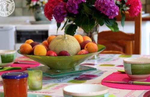 Bussieres House | Gîte confortable avec jardin, animaux admis - FR-1-496-90