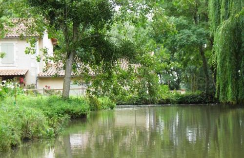 Foussais-Payre House | Gîte de caractère avec étang privé, jardin clos et cheminée, parfait pour les familles - FR-1-426-121