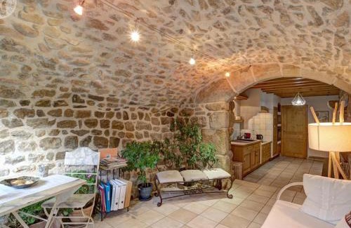 Montarcher House | Gîte de charme en pierre, 3 chambres, 6 pers, jardin clos - FR-1-496-11